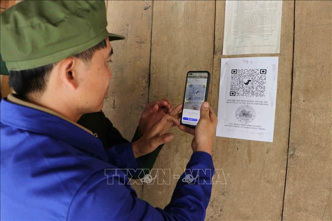Người dân tại bản Hùng Pèng, xã Phong Thổ tập quét mã hộp thư ẩn danh dùng vào việc cung cấp thông tin tội phạm. Ảnh: Nguyễn Oanh - TTXVN